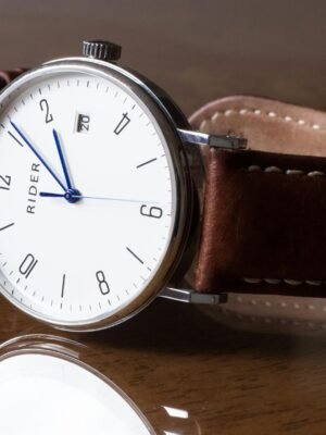 ساعة يد فاخرة جلدية