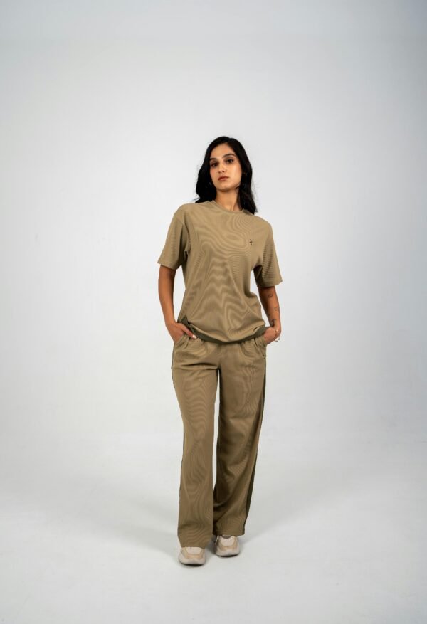 عرض بدلتين رياضيتين + قميص مجاني