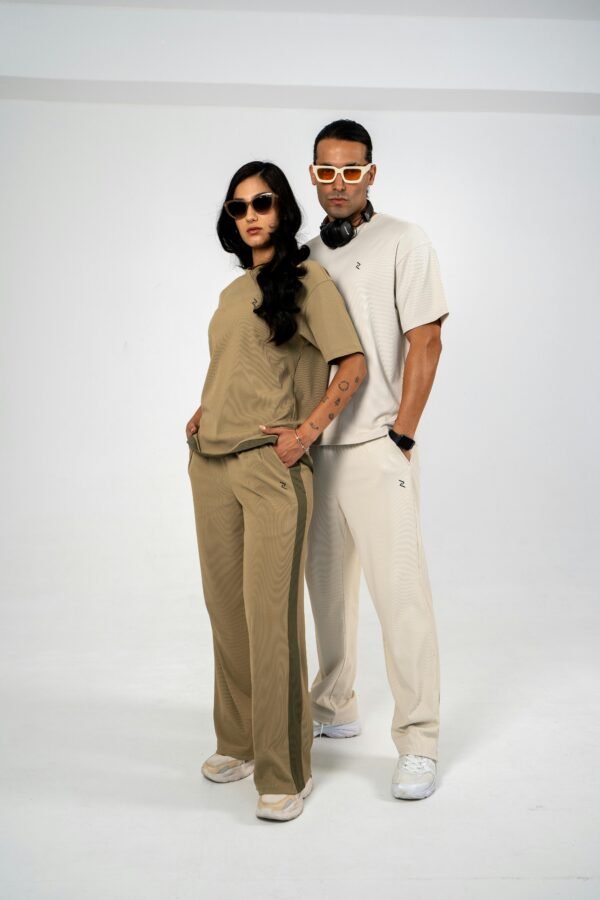 عرض بدلتين رياضيتين + قميص مجاني